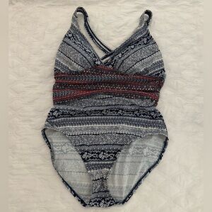 Merona One Piece swimming suit Great pattern, thinning design padded cups Suze 8